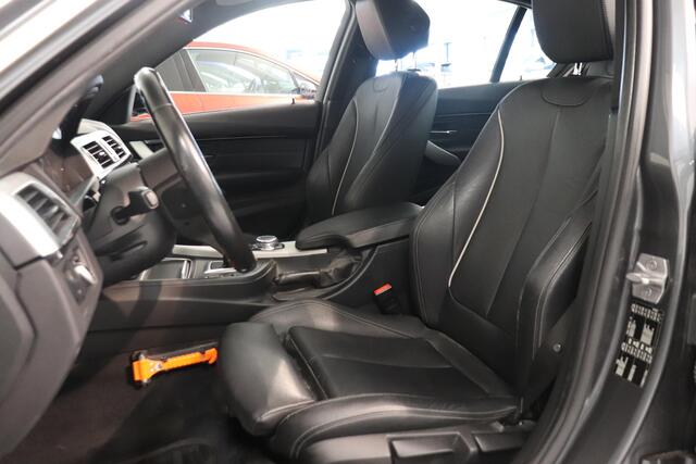BMW 3-SERIE 320i Centennial High Executive | M sport pakket | Climate control | Parkeersensor v+a | Navigatie | Leder bekleding | Sportstoelen |