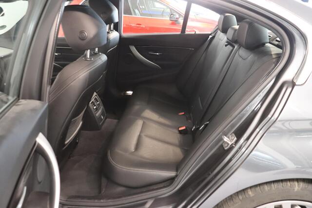 BMW 3-SERIE 320i Centennial High Executive | M sport pakket | Climate control | Parkeersensor v+a | Navigatie | Leder bekleding | Sportstoelen |