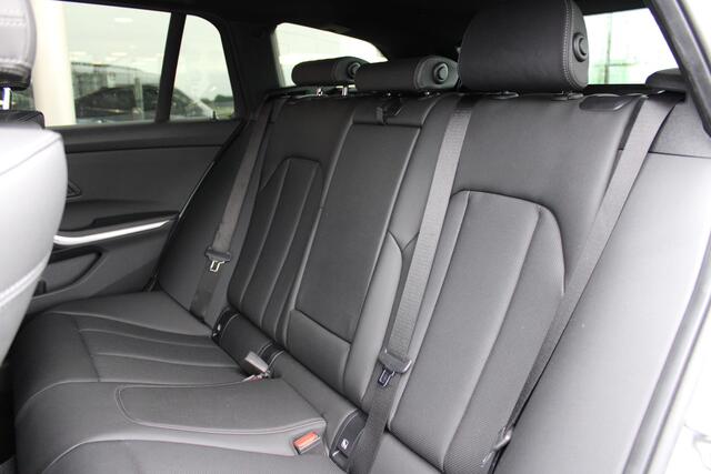 BMW 3-SERIE Touring 330e M Sport Automaat / Trekhaak / Achteruitrijcamera / Sportstoelen / Comfort Access / Active Cruise Control / M Adaptief onderstel