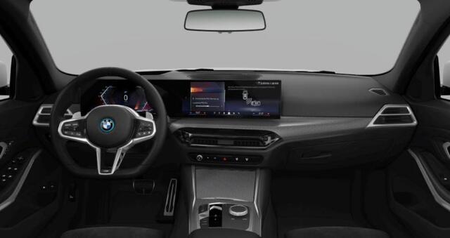 BMW 3-SERIE Touring 330e M Sport Pro - Trekhaak - Panoramadak - Parking/Driving Assistant - Elektrisch verstelbare/verwarmde stoelen - Hifi - Comfort Access - Ambiance verlichting - Sportstoelen -