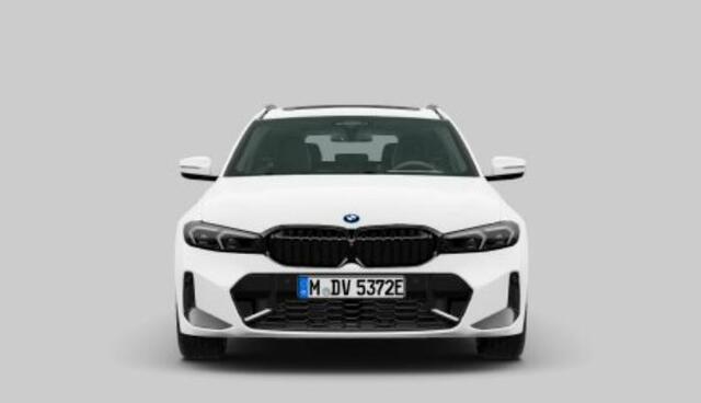 BMW 3-SERIE Touring 330e M Sport Pro - Trekhaak - Panoramadak - Parking/Driving Assistant - Elektrisch verstelbare/verwarmde stoelen - Hifi - Comfort Access - Ambiance verlichting - Sportstoelen -