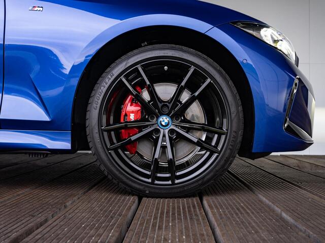 BMW 3-SERIE Touring 330e xDrive M Sport Pro | Trekhaak / Panoramadak / Elektrische Stoelen met Geheugen / Harman Kardon / Driving Assistant Professional