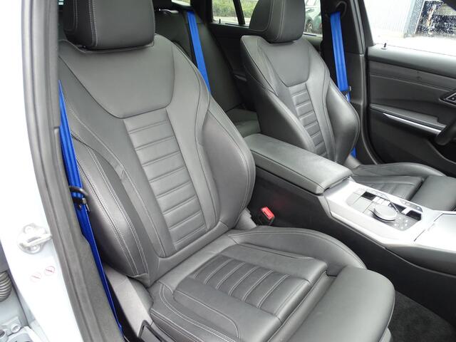 BMW 3-SERIE Touring 320e M-SPORT | PANORAMADAK| LEDER SPORT INTERIEUR| HEAD-UP DISPLAY| BORDENHERKENNING| DODE HOEK DETECTIE| HERMANKARDON | AIROC/ECC | CRUISECONTROLL | CAMERA | PARKEERSENSOREN |
