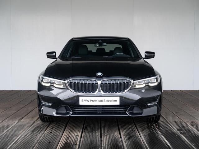 BMW 3-SERIE Sedan 320i | High Executive | Stoelverwarming | Sportstoelen | Sportstuurwiel | Cruise Control | LED | 17''