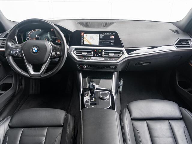 BMW 3-SERIE Sedan 320i | High Executive | Stoelverwarming | Sportstoelen | Sportstuurwiel | Cruise Control | LED | 17''