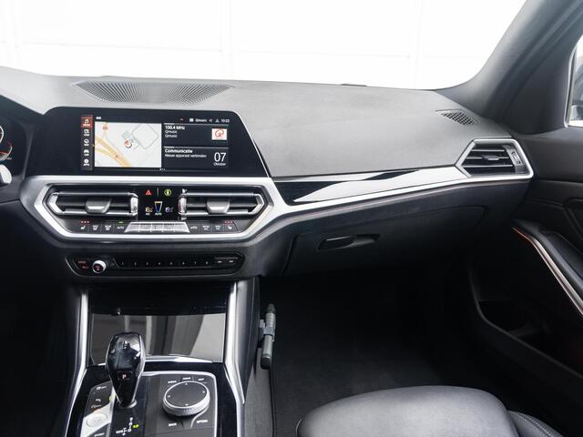 BMW 3-SERIE Sedan 320i | High Executive | Stoelverwarming | Sportstoelen | Sportstuurwiel | Cruise Control | LED | 17''