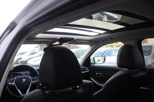 BMW 3-SERIE Touring 320i Executive Edition Navigatie, Panoramadak, Apple Carplay, Camera, Cruise control