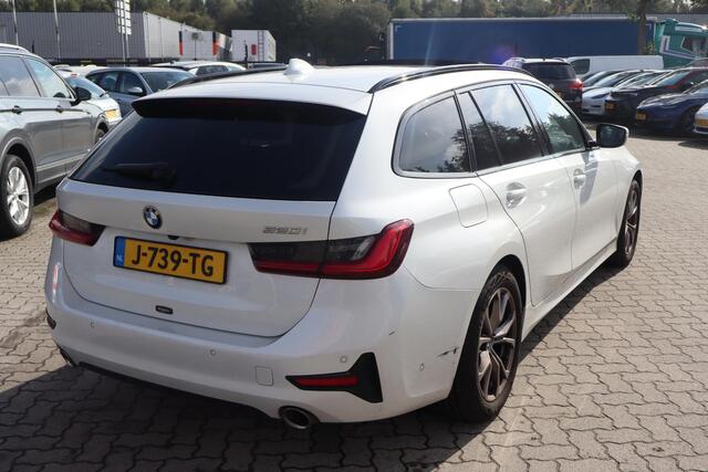 BMW 3-SERIE Touring 320i Executive Edition Navigatie, Panoramadak, Apple Carplay, Camera, Cruise control