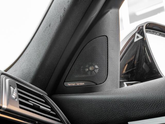 BMW 3-SERIE Touring 318i High Executive M-Sport ORG NL PANO HARMAN KARDON HUD CAMERA ELEK TREKHAAK BOMVOL!!!