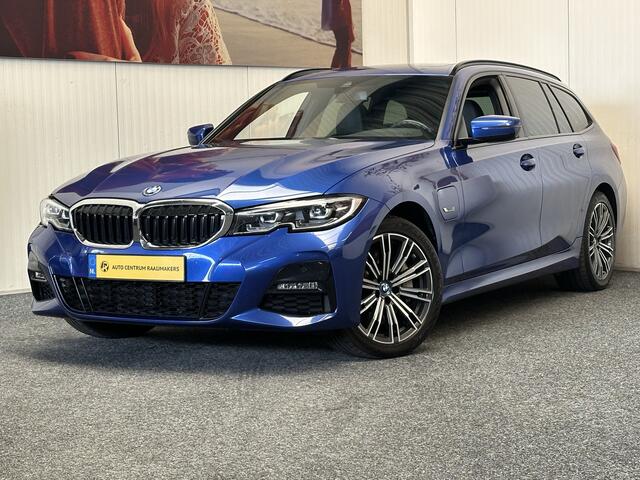 BMW 3-SERIE TOURING 330e xDRIVE 4x4 PHEV HIGH EXECUTIVE M PAKKET LEDER/ALCANTARA NAVIGATIE CRUISE CONTROL PANORAMA SCHUIF/KANTELDAK APPLE CARPLAY/ANDROID KEYLESS GO UITKLAPBARE TREKHAAK PDC ZEER MOOI !! 3010
