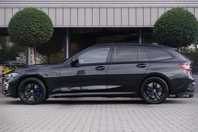 BMW 3-SERIE Touring 330e M Sport Shadow HUD LASERLED PANODAK TREKHAAK CARBON Gratis onderhoud T/M 2027