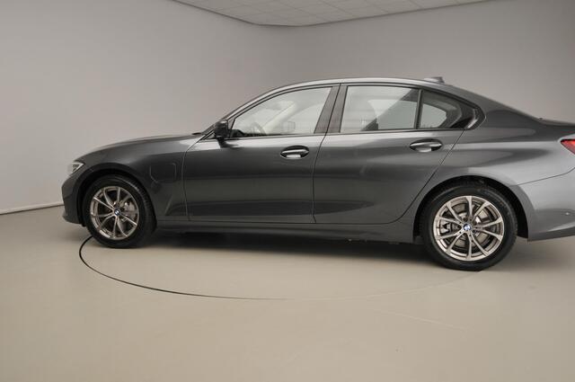 BMW 3-SERIE Sedan 330e Sportline / Leder / Sportstoelen / Park assist / LED / HIFI / Camera / Alu wielen 17 inch