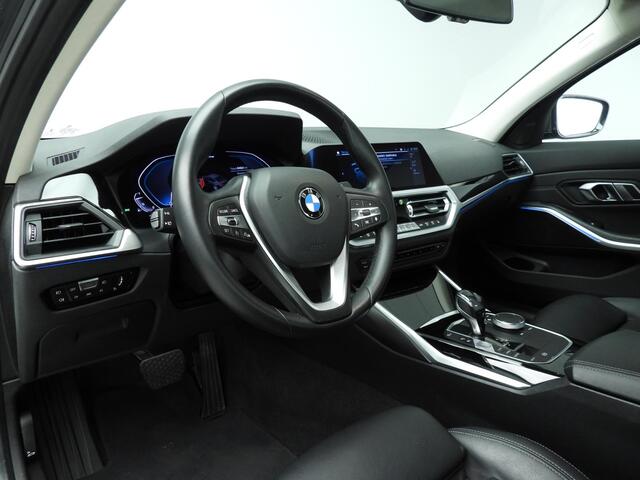BMW 3-SERIE Sedan 330e Sportline / Leder / Sportstoelen / Park assist / LED / HIFI / Camera / Alu wielen 17 inch