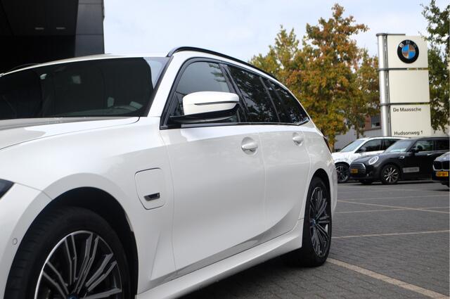 BMW 3-SERIE Touring 320e xDrive High Executive M Sport Automaat / Laserlight / Head-Up display / Comfort Acces / ACC / 18"LM-velgen
