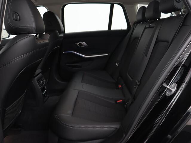 BMW 3-SERIE 330e Sport Line | Stoelverwarming | Carplay | Sportstoelen | Half leder | Camera | Navigatie | Live Cockpit | DAB | Full LED | Park Assist | Navigatie | Climate control | PHEV | Plug In