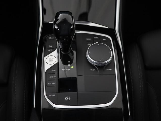 BMW 3-SERIE 330e Sport Line | Stoelverwarming | Carplay | Sportstoelen | Half leder | Camera | Navigatie | Live Cockpit | DAB | Full LED | Park Assist | Navigatie | Climate control | PHEV | Plug In