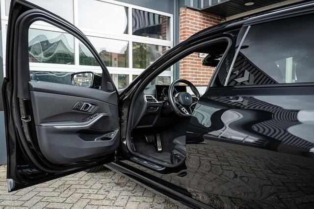 BMW 3-SERIE 330e xDrive M Sport LCI | Facelift | Shadow | Trekhaak | Widescreen | Hifi | Camera | 19' inch |