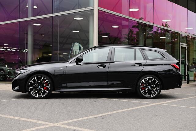 BMW 3-SERIE Touring 330e xDrive M Sport Automaat / Panoramadak / Trekhaak / Sportstoelen / Achteruitrijcamera / Adaptieve LED / Widescreen Display
