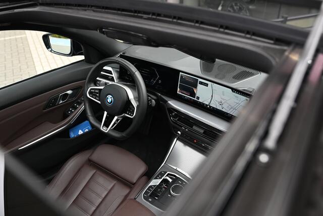 BMW 3-SERIE Touring 330e xDrive M Sport Automaat / Panoramadak / Trekhaak / Sportstoelen / Achteruitrijcamera / Adaptieve LED / Widescreen Display