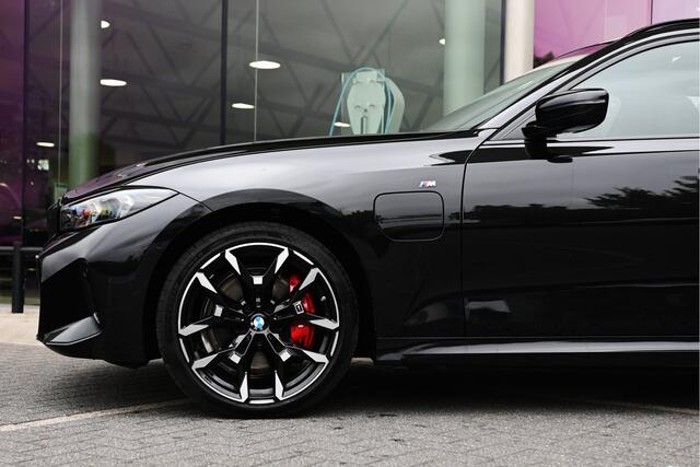 BMW 3-SERIE Touring 330e xDrive M Sport Automaat / Panoramadak / Trekhaak / Sportstoelen / Achteruitrijcamera / Adaptieve LED / Widescreen Display