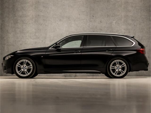 BMW 3-SERIE Touring 318i M Sport Shadow Line Automaat (DRAADLOOS APPLE CARPLAY, M PAKKET, DEALER ONDERHOUDEN, GROOT NAVI, LEDER, VIRTUAL COCKPIT, GETINT GLAS, ELEK ACHTERKLEP, CRUISE, NIEUWE APK, NIEUWSTAAT)