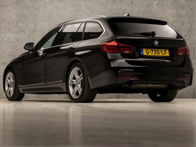 BMW 3-SERIE Touring 318i M Sport Shadow Line Automaat (DRAADLOOS APPLE CARPLAY, M PAKKET, DEALER ONDERHOUDEN, GROOT NAVI, LEDER, VIRTUAL COCKPIT, GETINT GLAS, ELEK ACHTERKLEP, CRUISE, NIEUWE APK, NIEUWSTAAT)