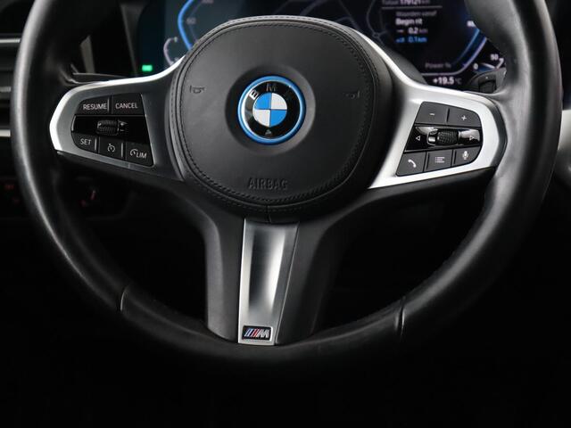 BMW 3-SERIE Touring 330e Business Edition Plus | Leder Bekleding | Carplay | Cruise Control | Navigatie | Laser LED koplampen | Stoelverwarming | LMV 18 |
