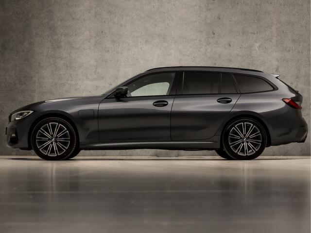 BMW 3-SERIE Touring 330e xDrive M Sport 293Pk Automaat (PANORAMADAK, M PAKKET, LASER KOPLAMPEN, MEMORY SEATS, HEAD-UP DISPLAY, HARMAN/KARDON, 360 CAMERA, ADAPTIVE CRUISE, APPLE CARPLAY, NIEUWE APK, NIEUWSTAAT)