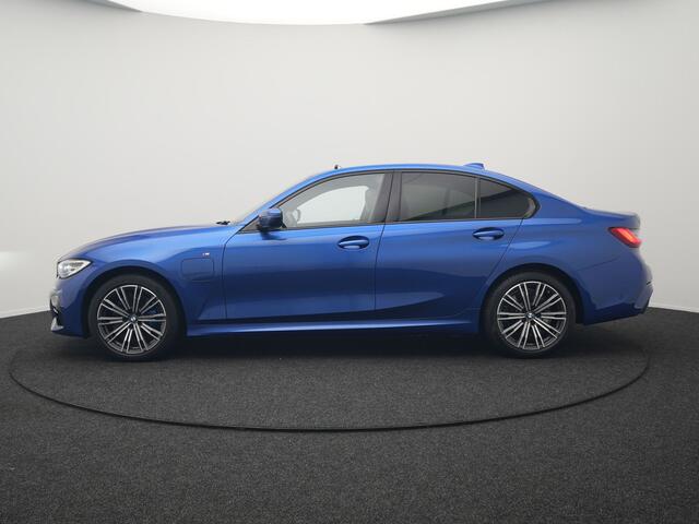 BMW 3-SERIE 330e M Sport Plug In Hybrid 293pk Dealer O.H PHEV | Schuifdak | Camera | M Sport | Blis | Alcantara Sportstoelen Memory & Verwarmd | Navigatie | Cruise Control | M Sportstuur | Sfeerverlichting | Virtual | DAB |
