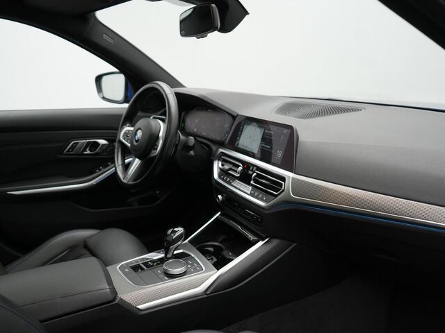 BMW 3-SERIE 330e M Sport Plug In Hybrid 293pk Dealer O.H PHEV | Schuifdak | Camera | M Sport | Blis | Alcantara Sportstoelen Memory & Verwarmd | Navigatie | Cruise Control | M Sportstuur | Sfeerverlichting | Virtual | DAB |