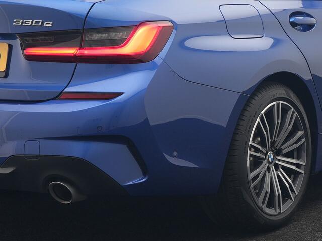 BMW 3-SERIE 330e M Sport Plug In Hybrid 293pk Dealer O.H PHEV | Schuifdak | Camera | M Sport | Blis | Alcantara Sportstoelen Memory & Verwarmd | Navigatie | Cruise Control | M Sportstuur | Sfeerverlichting | Virtual | DAB |