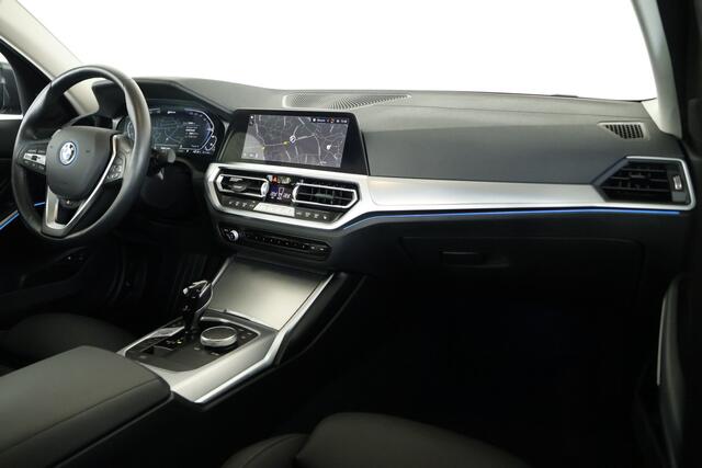 BMW 3-SERIE 320e High Executive / LED / Navi / CarPlay / Leder / DAB
