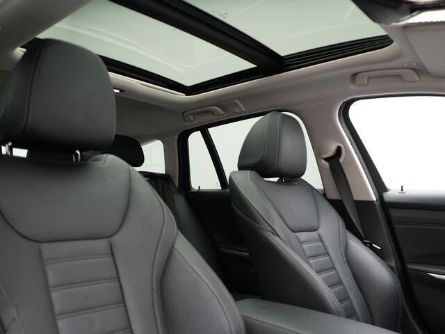 BMW 3-SERIE Touring 330e Luxury Line Plug In Hybrid 293pk Dealer O.H PHEV | Panodak | Adaptive Cruise | 360 Camera | Lederen Sportstoelen Memory & Verwarmd | Harman & Kardon | Apple Carplay | Sfeerverlichting | Blis | Virtual | Navigatie | DAB | 19"L.M |