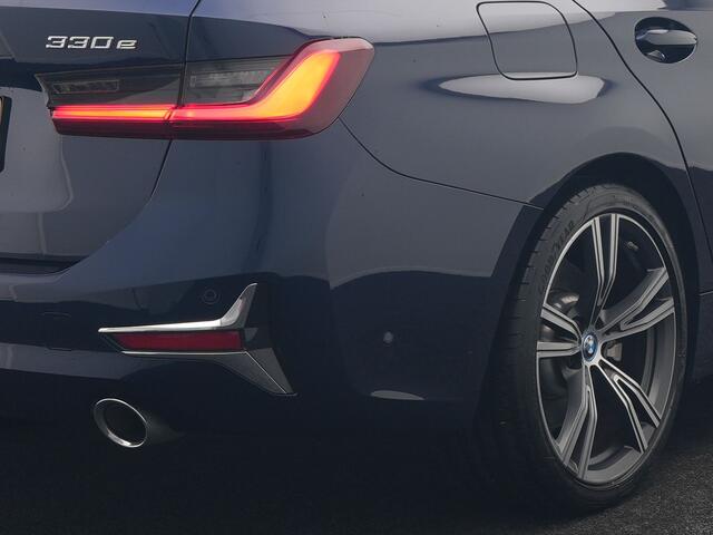 BMW 3-SERIE Touring 330e Luxury Line Plug In Hybrid 293pk Dealer O.H PHEV | Panodak | Adaptive Cruise | 360 Camera | Lederen Sportstoelen Memory & Verwarmd | Harman & Kardon | Apple Carplay | Sfeerverlichting | Blis | Virtual | Navigatie | DAB | 19"L.M |