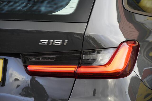 BMW 3-SERIE Touring 318i Automaat! Executive Edition BJ2020 Lmv 17" | Led | Pdc | Navi | Elek. trekhaak | Elek. achterklep | Virtual cockpit | Climate control | Cruise control | Getint glas