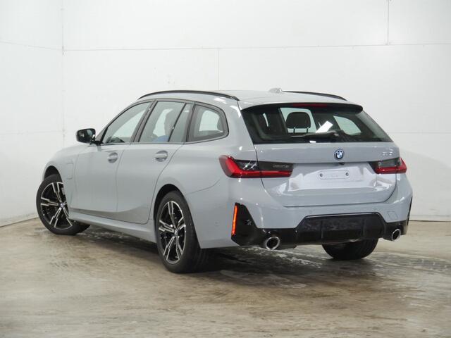 BMW 3-SERIE Touring 330e M-Sport | Panorama | Trekhaak | Elek. Verst.Stoelen | Stoel/Stuurverwarming | Harman Kardon