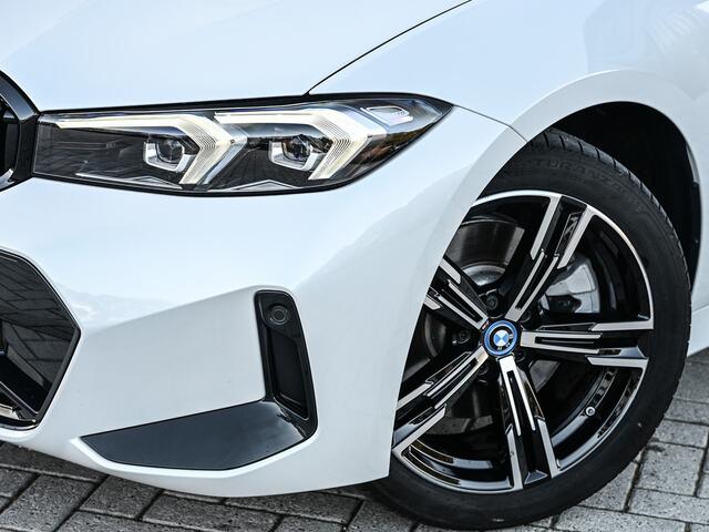 BMW 3-SERIE 330e | M-SPORT | SPORT SEATS | AMBIANCE INTERIEUR | ACTIVE CRUISE | DAB+ | HIFI SOUND | SHADOW-LINE | TREKHAAK | STUURVERWARMING