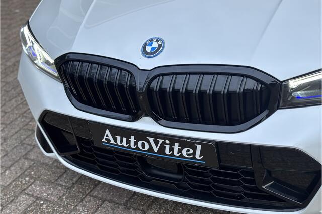 BMW 3-SERIE Touring 330e M-Sport Pro | 19,5kWh | Panodak | Head-up | Memory | Trekhaak | 360° Camera | Fabrieksgarantie