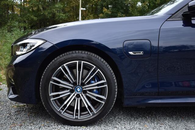 BMW 3-SERIE Touring 330e 290PK M-SPORT HIGH EXECUTIVE 360-CAMERA/HEAD-UP/PANORAMADAK