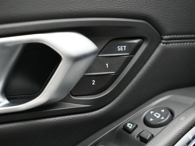 BMW 3-SERIE Touring 330e xDrive Sportline Plug In Hybrid 293pk Dealer O.H. PHEV | Panodak | Head Up | Adaptive Cruise | Laser LED | Harman & Kardon | Lederen Sportstoelen Memory & Verwarmd | Sfeerverlichting | Virtual | Navigatie |