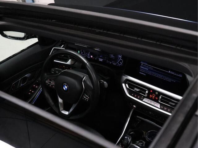 BMW 3-SERIE 330e eDrive Sport [SCHUIFKANTELDAK, PDC V+A, CAMERA 360, ADAPTIVE CRUISE CONTROL, LANE ASSIST, APPLE CARPLAY, ANDROID AUTO, STOELVERWARMING, SFEERVERLICHTING, NIEUWSTAAT]