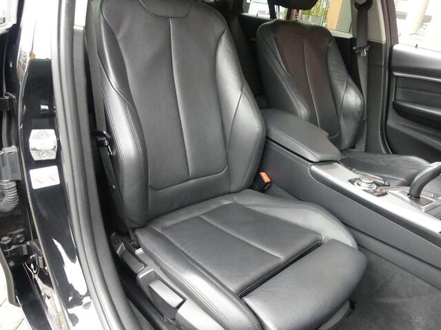 BMW 3-SERIE Touring 318i High Executive / Sportstoelen / Leer
