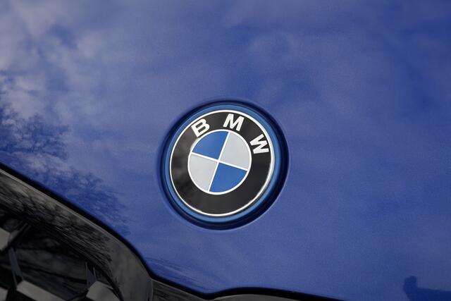 BMW 3-SERIE Touring 330e M-Sport | 19,5 kWh | Panodak | Head-Up | Memory | Trekhaak | 360° Camera | Fabrieksgarantie