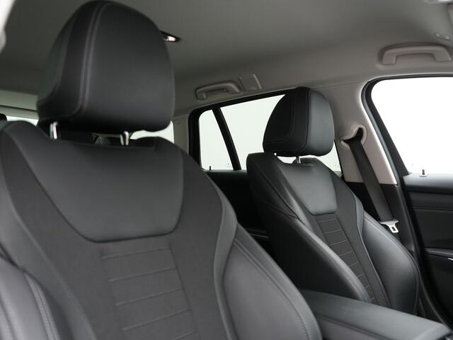 BMW 3-SERIE Touring 330e Sportline Plug In Hybrid 293pk Dealer O.H. PHEV | Adaptive Cruise | Sfeerverlichting | Apple Carplay | Black Optic | Sportstoelen Verwarmd | Navigatie | Blis | Virtual | DAB |