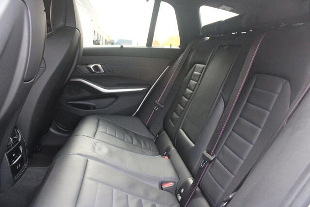 BMW 3-SERIE Touring 330e 292PK M-SPORT | M-SPORT PRO-PAKKET | M-SPORT REMMEN UITGEVOERD IN DONKERBLAUW MET M LOGO | BMW LIVE COCKPIT PROFESSIONAL | CURVED DISPLAY |DRIVING ASSISTANT INCL. HEAD-UP DISPLAY | PANORAMISCH SCHUIF/KANTEL DAK | PARKING ASSIST INCL. ACHTERUI