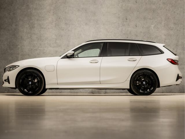 BMW 3-SERIE Touring 330e High Executive Sportline 293Pk Automaat (APPLE CARPLAY, GROOT NAVI, LEDER, CAMERA, SFEERVERLICHTING, STOELVERWARMING, SPORTSTOELEN, GETINT GLAS, TREKHAAK ELEKTRISCH, ELEK ACHTERKLEP, NIEUWSTAAT)