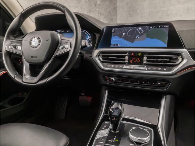 BMW 3-SERIE Touring 330e High Executive Sportline 293Pk Automaat (APPLE CARPLAY, GROOT NAVI, LEDER, CAMERA, SFEERVERLICHTING, STOELVERWARMING, SPORTSTOELEN, GETINT GLAS, TREKHAAK ELEKTRISCH, ELEK ACHTERKLEP, NIEUWSTAAT)