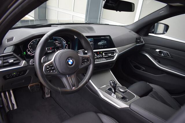 BMW 3-SERIE 330e High Executive M-Sport | Dakje | HUD | Trekhaak | Bomvol