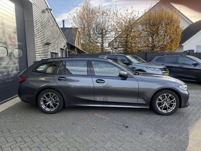 BMW 3-SERIE Touring 320d Business Edition Plus | Navigatie | Lederen Bekleding | M-Sport Stuur | DAB |