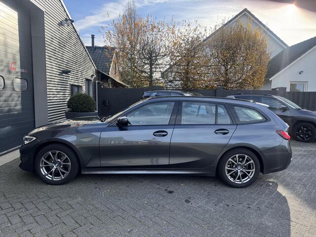 BMW 3-SERIE Touring 320d Business Edition Plus | Navigatie | Lederen Bekleding | M-Sport Stuur | DAB |